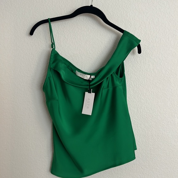 Astr Tops - NWT ASTR THE LABEL Kelly Green one shoulder blouse S